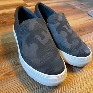 Vince Camuto gray camoflauge 1 inch platform shoes